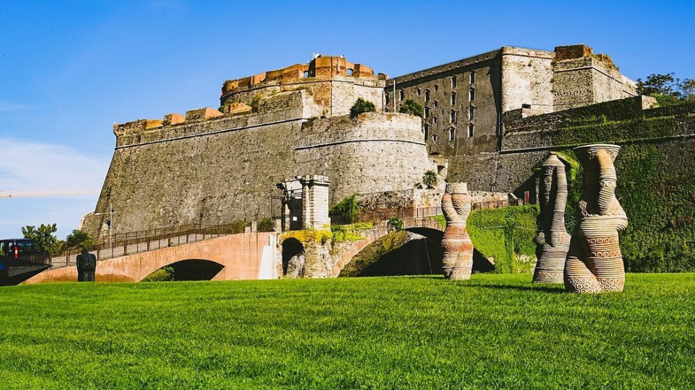 immagine in giornata calda e assolata del castello di Priamar (pietra al mare) in savonese. Si vede la ripida rampa per accorre e le mura con parte dei bastioni abitati un tempo. E' una visita che si fa nel corso di specializzazione per guide turistiche di Aschei.